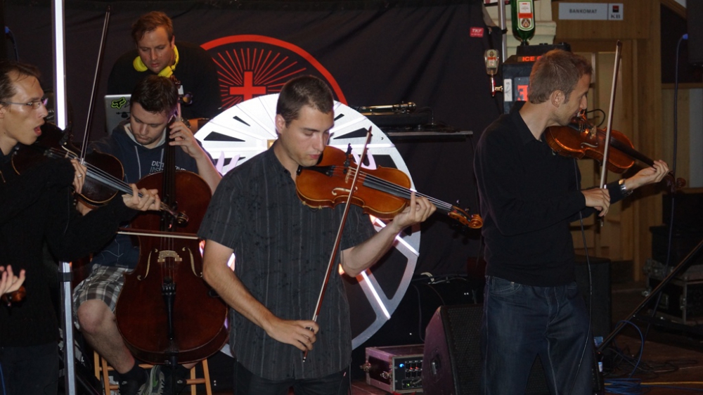 DJ Akvamen + VIBESorchestra