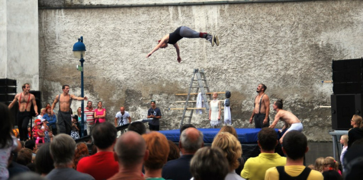 Na akrobatické kousky La Putyky se přišlo podívat mnoho lidí