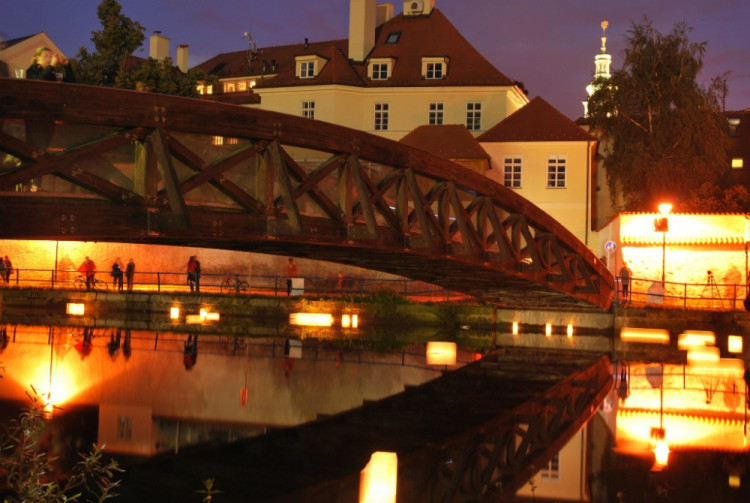 Budějovice se tradičně rozloučily s prázdninamy pouštěním lampionů štěstí