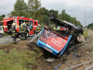 Zásah hasičů u nehody autobusu poblíž Plané