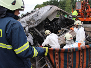 Zásah hasičů u nehody autobusu poblíž Plané