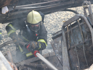 Zásah hasičů u nehody autobusu poblíž Plané