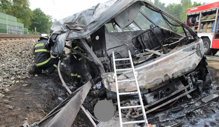 Zásah hasičů u nehody autobusu poblíž Plané