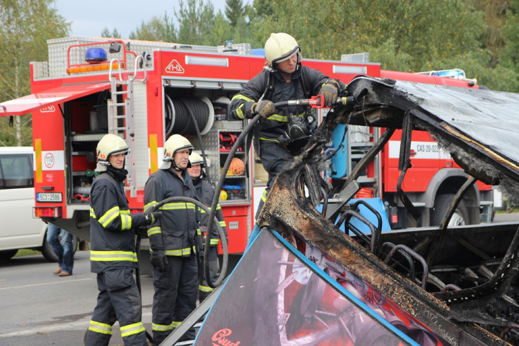 Zásah hasičů u nehody autobusu poblíž Plané