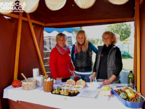 Bříško zahřály skvělé dva druhy dýňových polévek, které vařily tyto tři ženy