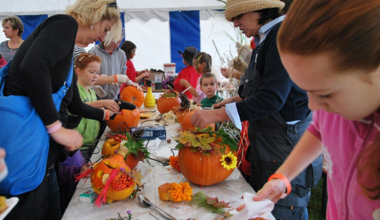 Dýně zdobili i dospělí