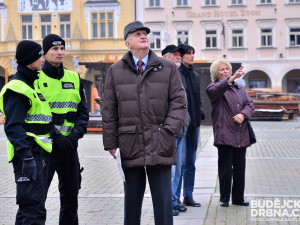 Budějcké náměstí už zdobí vánoční strom