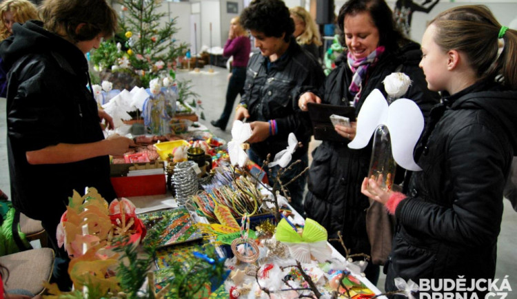 Adventní trhy přinášejí první vánoční atmosféru