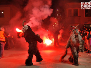 Představení bylo promítáno na plátně