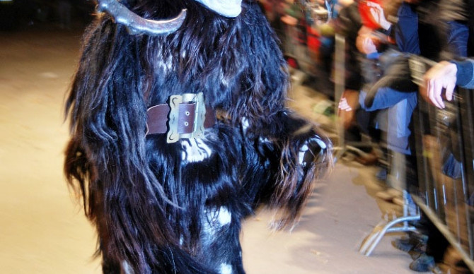 I přes náročné pohybování se v těžkých maskách krampusáci neskutečně dovádějí