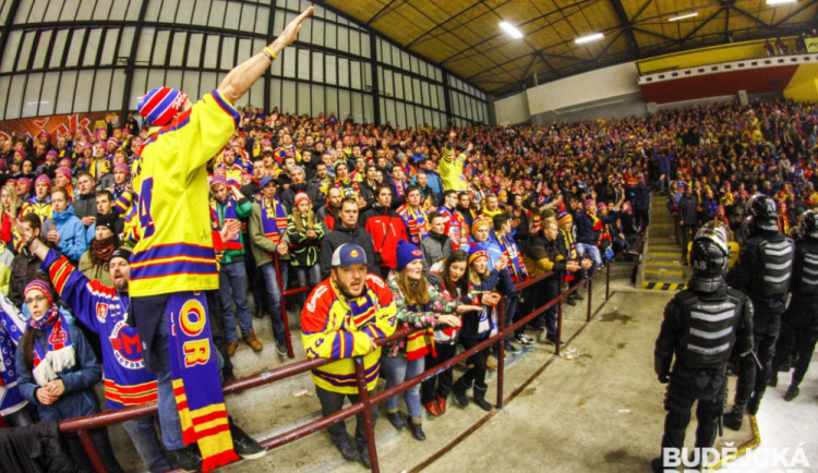Motoráci obsadili Horácký zimní stadion v Jihlavě