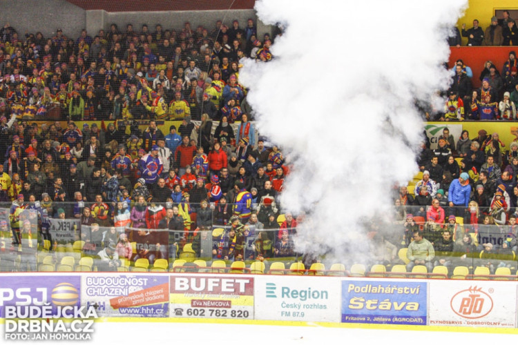 Motoráci obsadili Horácký zimní stadion v Jihlavě