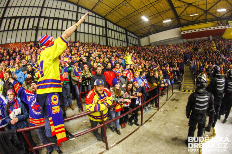 Motoráci obsadili Horácký zimní stadion v Jihlavě