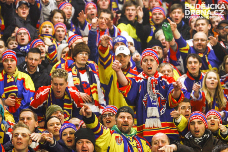 Motoráci obsadili Horácký zimní stadion v Jihlavě