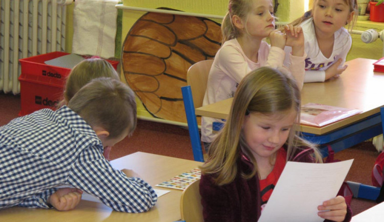 Prvňáčci ze ZŠ Baarova dostali pololetní vysvědčení