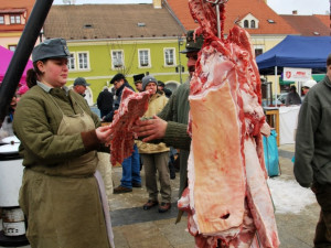 Přímo na náměstí probíhala ukázka lidové zabijačky