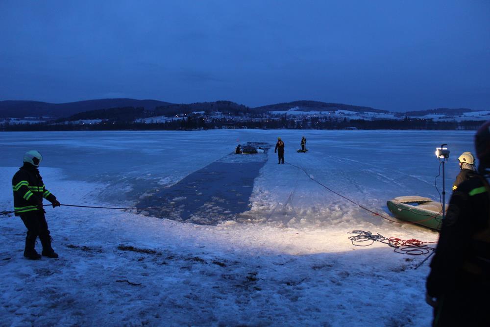Pod peugeotem se na Lipně prolomil led. U Bližší Lhoty ho museli vytáhnout hasiči