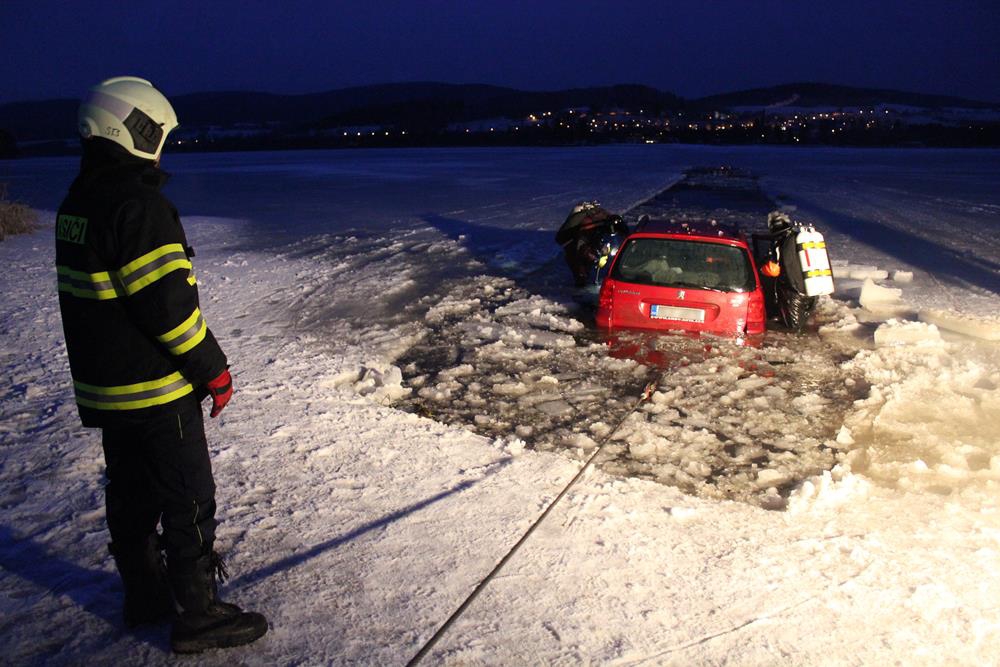 Pod peugeotem se na Lipně prolomil led. U Bližší Lhoty ho museli vytáhnout hasiči