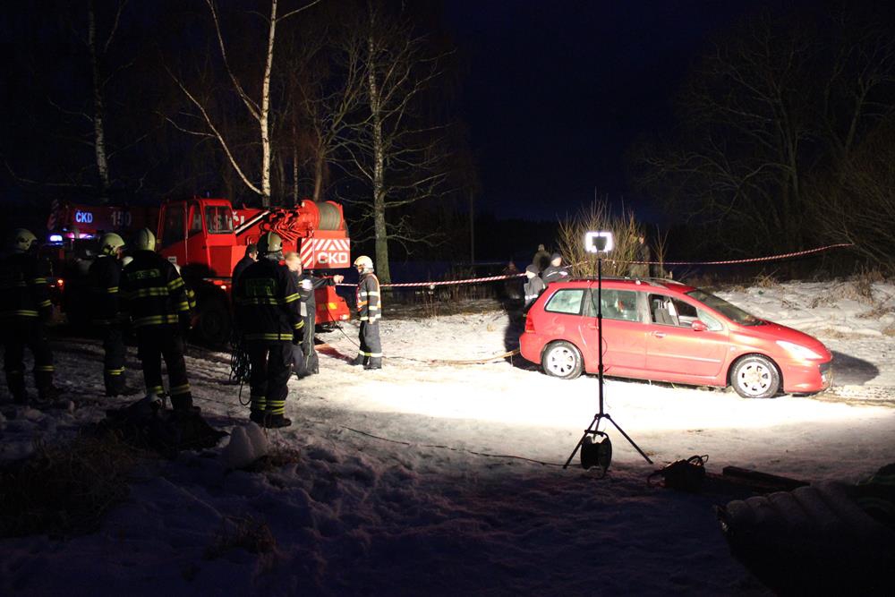 Pod peugeotem se na Lipně prolomil led. U Bližší Lhoty ho museli vytáhnout hasiči