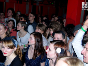 Živá electroswingová kapela to parádně rozjela