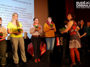 Paní ředitelka Svatava Kopečková rozdávala květiny