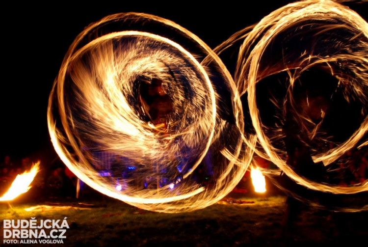 Akrobatická ohňová show Rakija