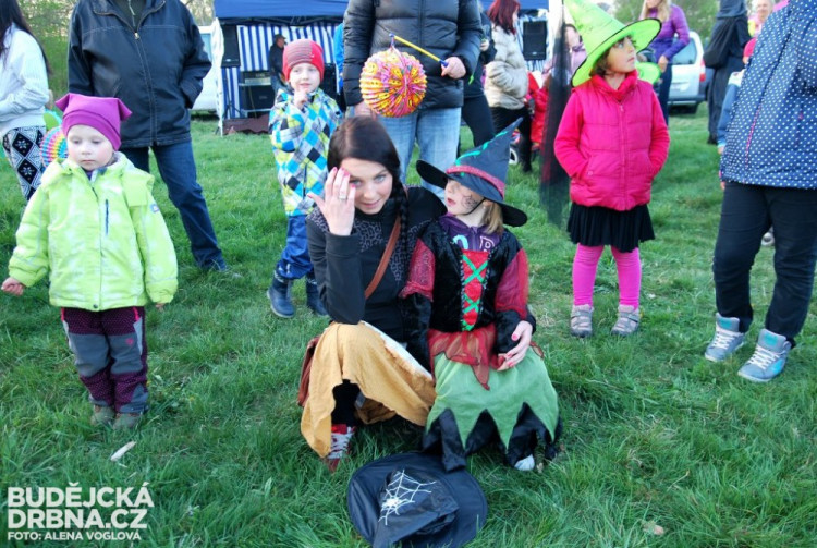 Děti i rodiče se májově vystrojili