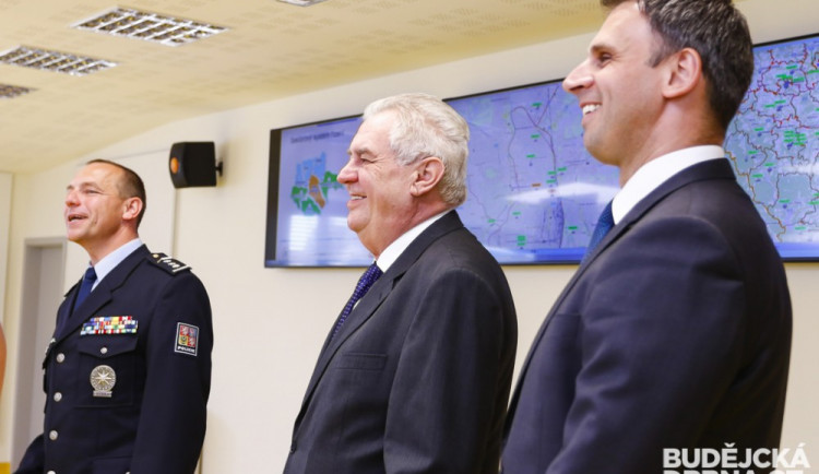 Prezident Miloš Zeman při návštěvě operačního střediska PČR