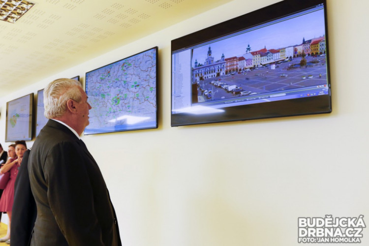 Prezident Miloš Zeman při návštěvě operačního střediska PČR