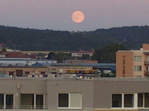 Modrý měsíc na Českými Budějovicemi - zdroj: facebook.com