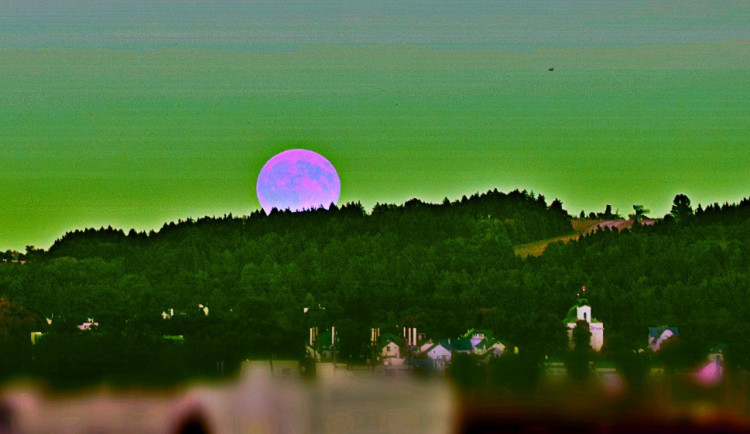 Modrý měsíc na Českými Budějovicemi - zdroj: facebook.com