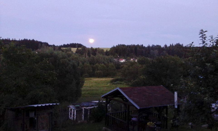 Modrý měsíc na Českými Budějovicemi - zdroj: facebook.com