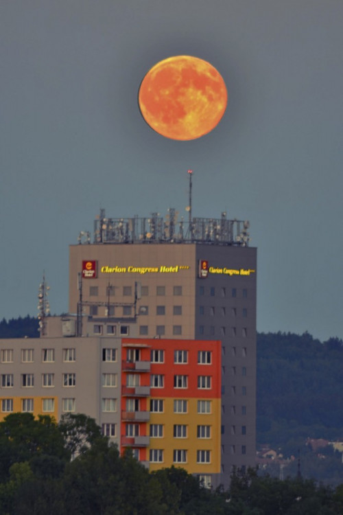 Modrý měsíc na Českými Budějovicemi - zdroj: facebook.com