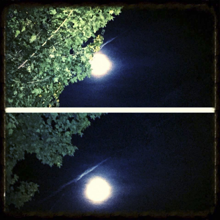 Modrý měsíc na Českými Budějovicemi - zdroj: facebook.com