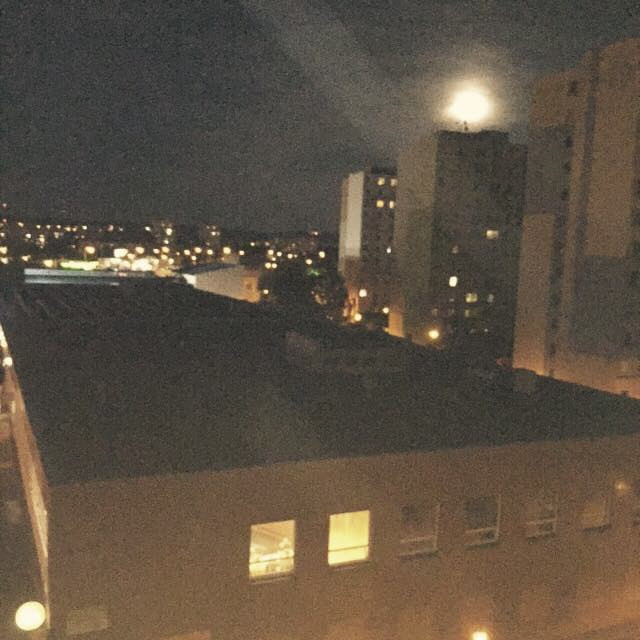 Modrý měsíc na Českými Budějovicemi - zdroj: facebook.com