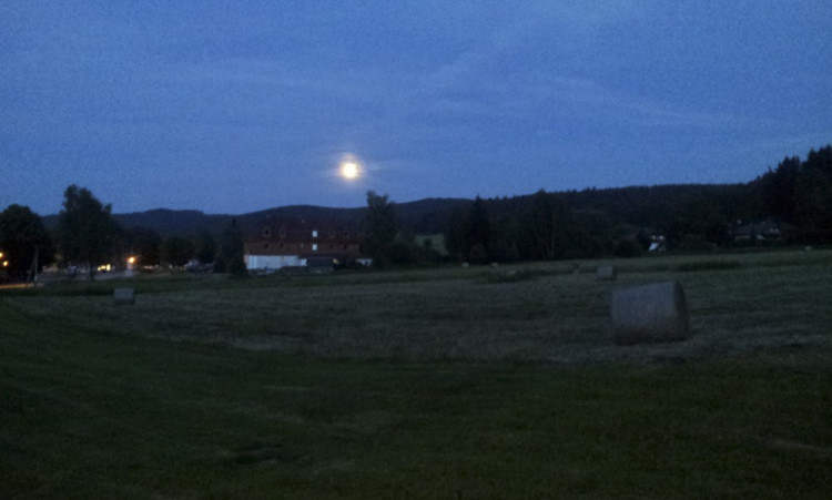 Modrý měsíc na Českými Budějovicemi - zdroj: facebook.com