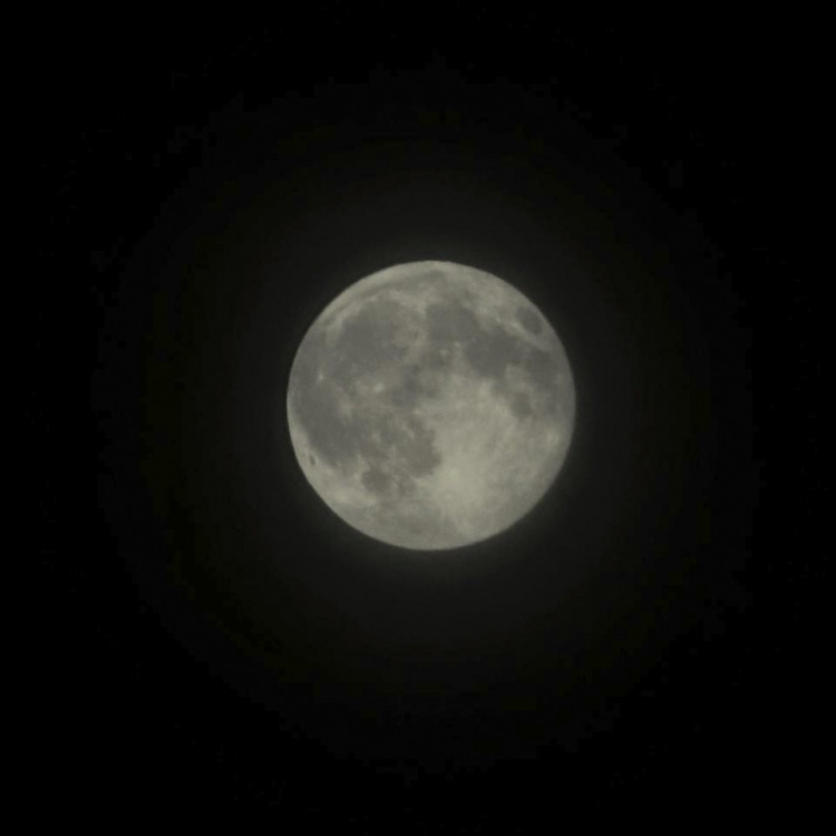 Modrý měsíc na Českými Budějovicemi - zdroj: facebook.com