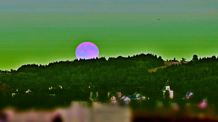 Modrý měsíc na Českými Budějovicemi - zdroj: facebook.com