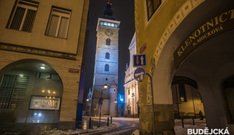 Noční zasněžené České Budějovice