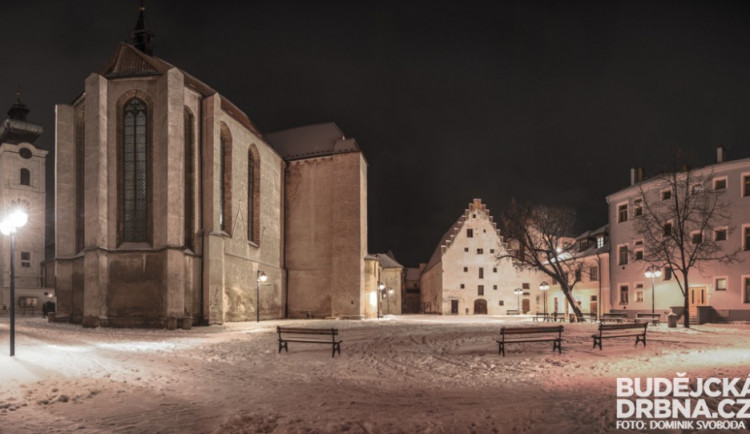 Noční zasněžené České Budějovice