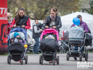 Závody kočárků u Malého jezu