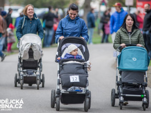 Závody kočárků u Malého jezu