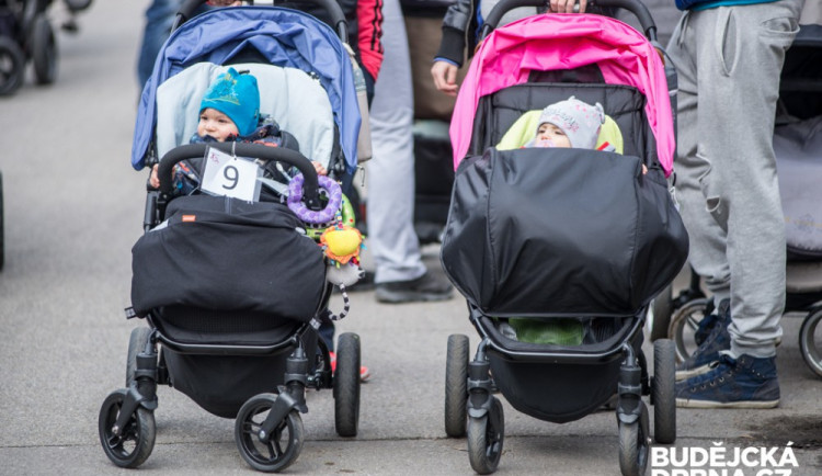 Závody kočárků u Malého jezu