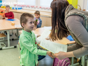 Předávání pololetního vysvědčení na ZŠ E. Destinové