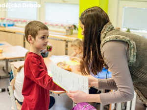 Předávání pololetního vysvědčení na ZŠ E. Destinové