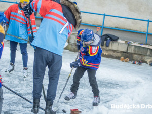 Hokejisté si zahráli s dětmi a připomněli zápasy na řece