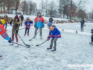 Hokejisté si zahráli s dětmi a připomněli zápasy na řece