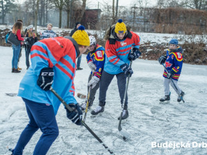 Hokejisté si zahráli s dětmi a připomněli zápasy na řece