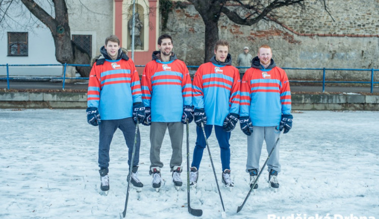 Hokejisté si zahráli s dětmi a připomněli zápasy na řece