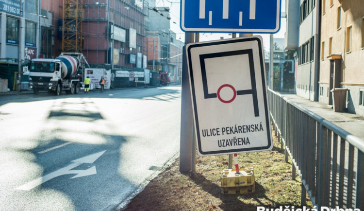 Stavba IGY uzavřela Pekárenskou ulici